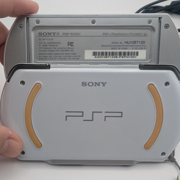 Sony PSP Playstation Portable Go N-1001 Console White with 12 GB memory card - Picture 2 of 12